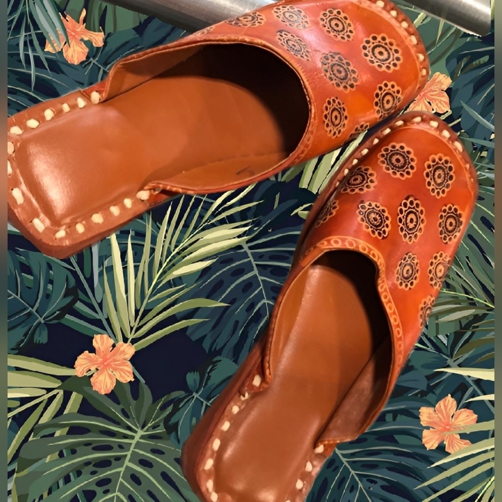 📣 Handmade 💕 Girls 👭 Leather Slippers  Size 4 NWOTags 😍